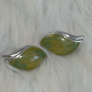 (204)Green Leaf-Shaped Enamel Clip-On Earrings - Women Jewelry